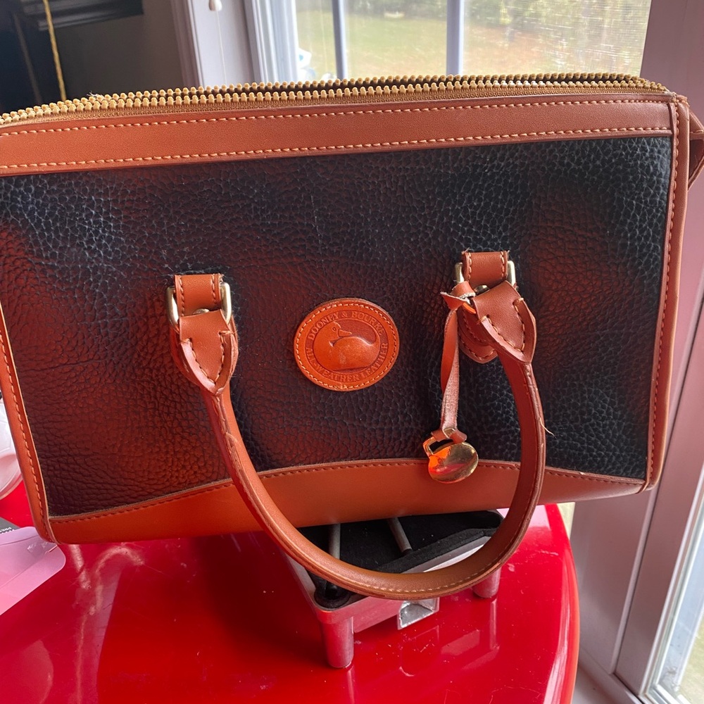 D&B Elegant Black and Tan Leather Handbag - Picture 12 of 15